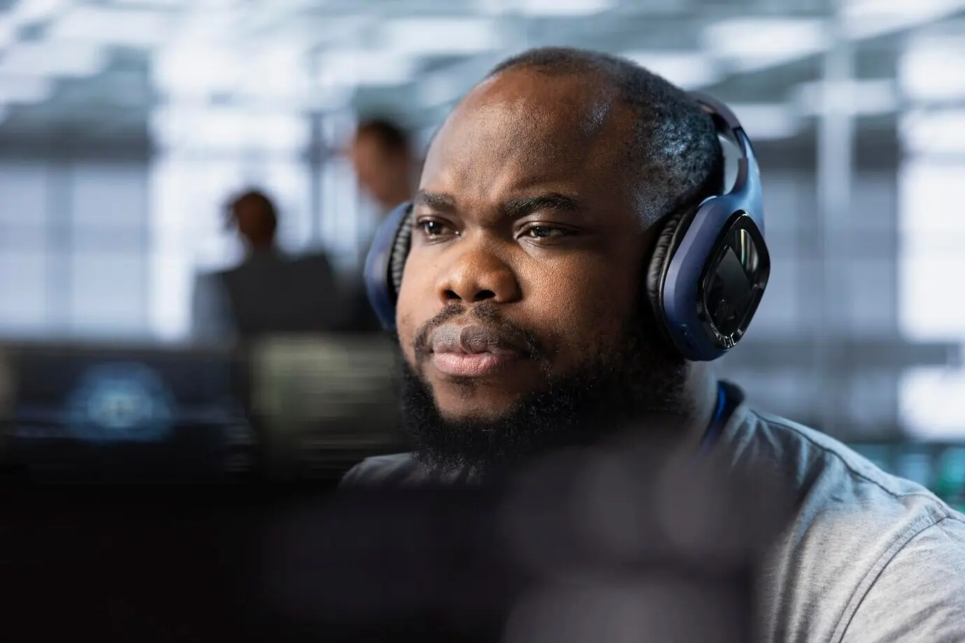 Empleado de un centro de servidores que escucha música y analiza métricas.