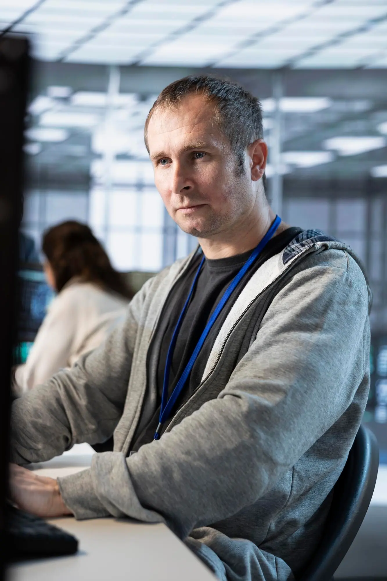 Científico de la computación en una granja de servidores, garantizando el cumplimiento de los estándares de la industria.