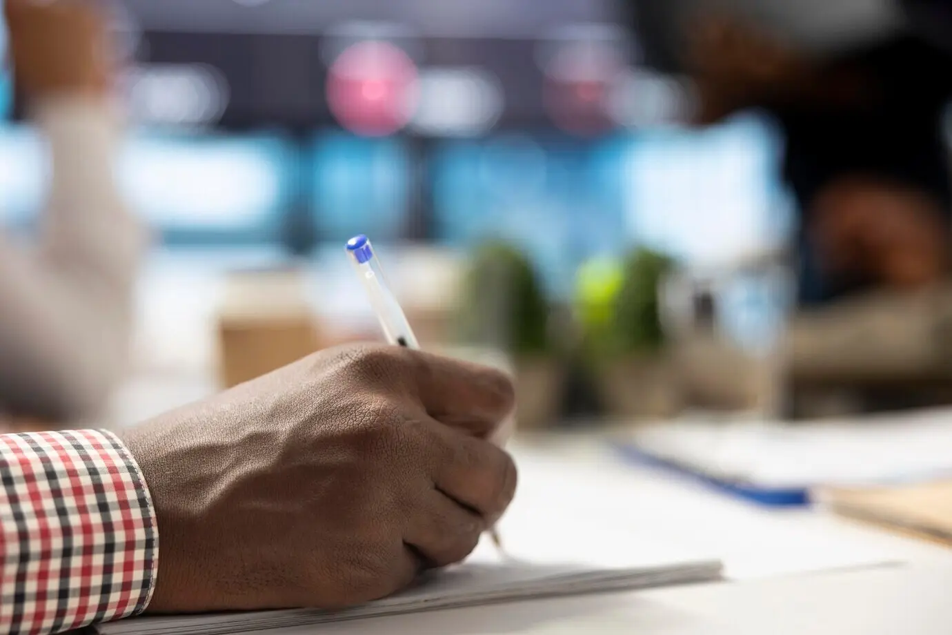 Un grupo diverso de profesionales de negocios se reúne para planificar estrategias de marketing digital.